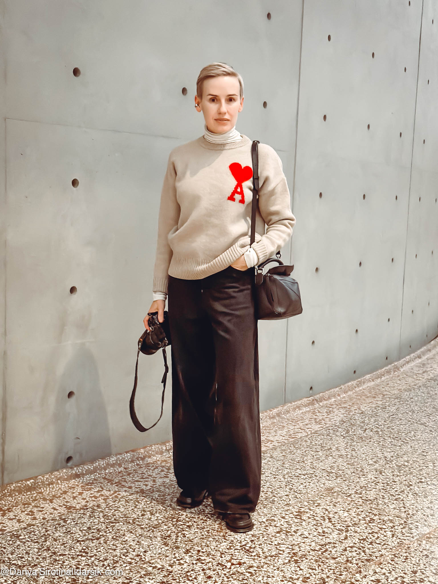 Женский зимний образ в Париже: джемпер AMI, джинсы Haikure, лоферы и сумка Loewe. Пример капсульного гардероба для прогулок.