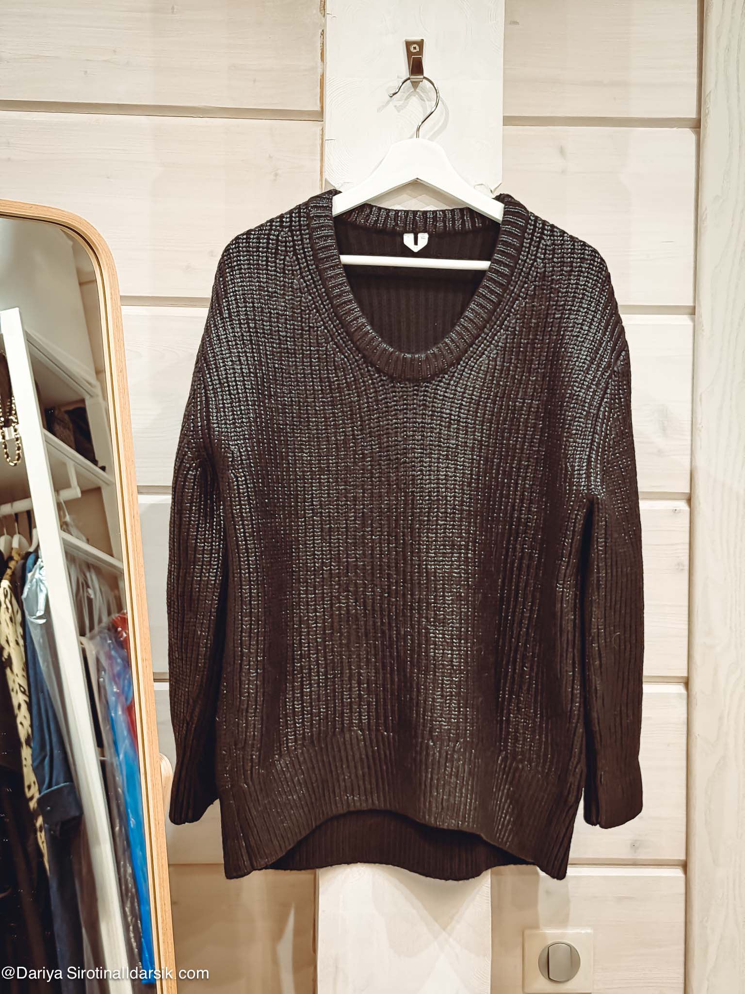 Джемпер Arket с блеском: теплый свитер с эффектом мерцания и красивым вырезом.