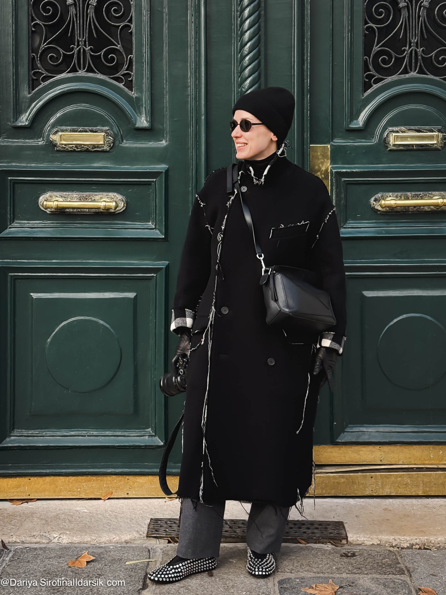 Теплый зимний образ в Париже: объемное драное пальто Balenciaga, шерстяные брюки Around, балетки Alaia. Стиль с акцентом на удобство.