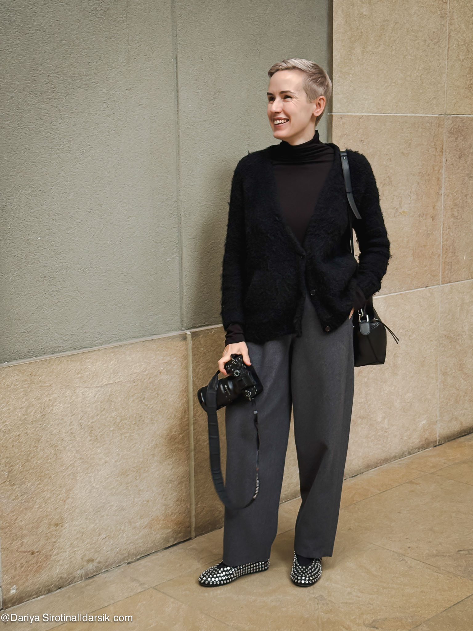 Теплый зимний образ в Париже: шерстяной кардиган American Vintage и тонкая водолазка Uniqlo, шерстяные брюки Around, балетки Alaia. Стиль с акцентом на удобство.