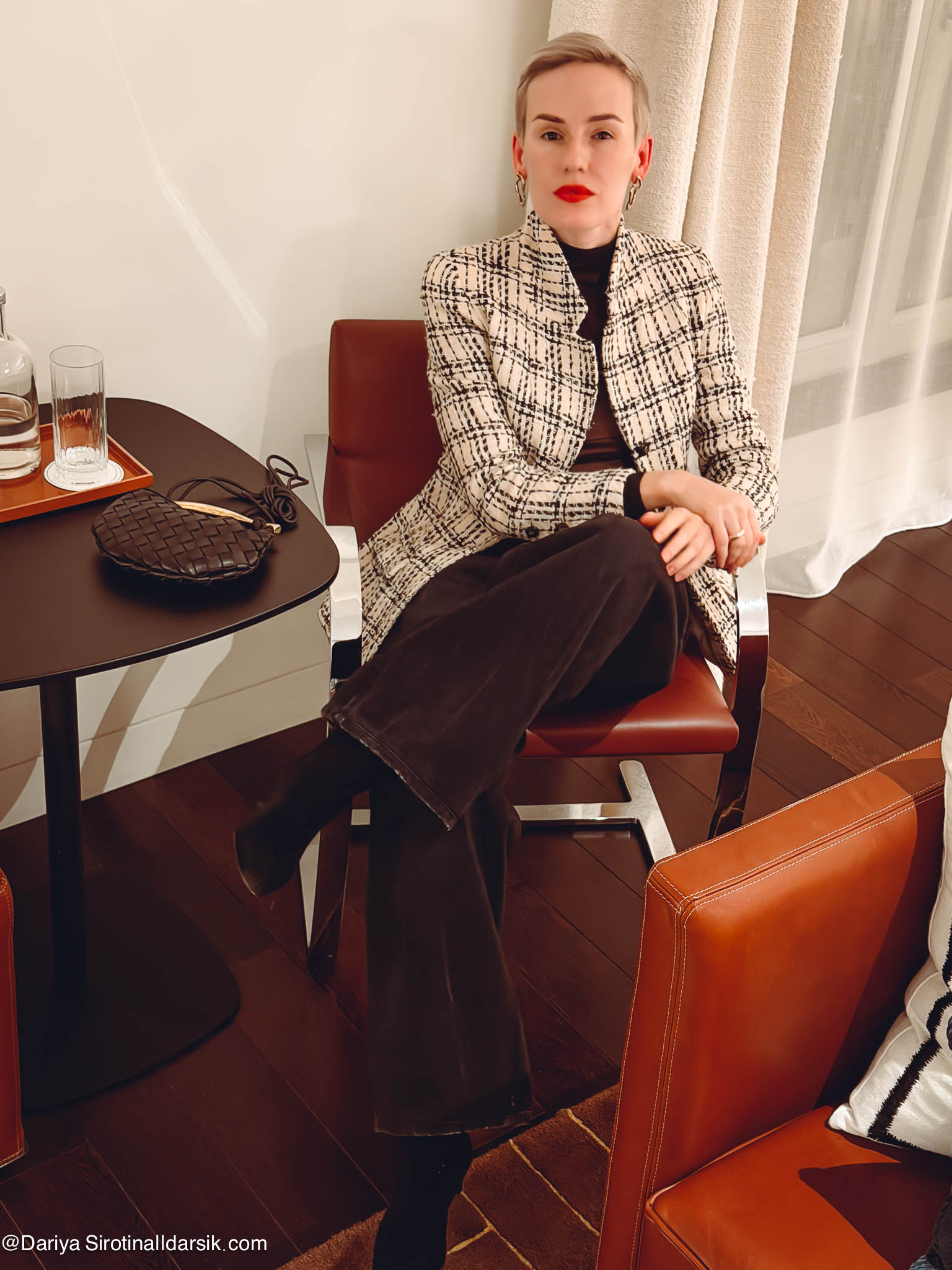 Вечерний образ в Париже: винтажный жакет Chanel с джинсами, сумка Bottega Veneta и серьги ручной работы из Бухары. Повседневный шик.