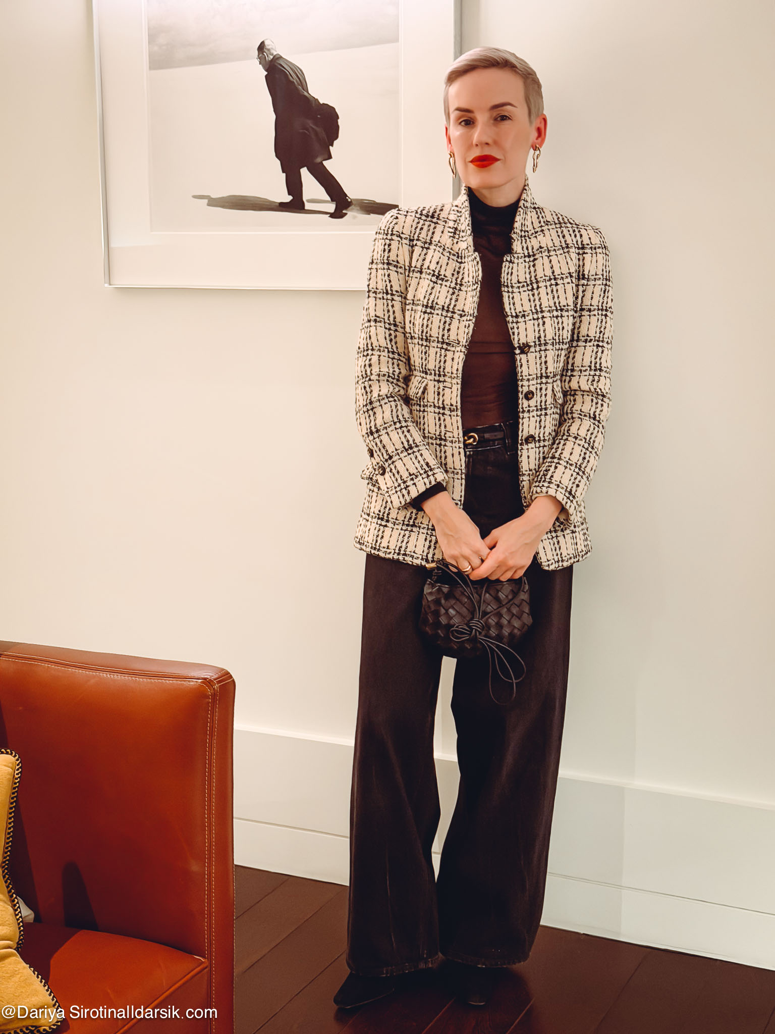 Вечерний образ в Париже: винтажный жакет Chanel с джинсами, сумка Bottega Veneta и серьги ручной работы из Бухары. Повседневный шик.