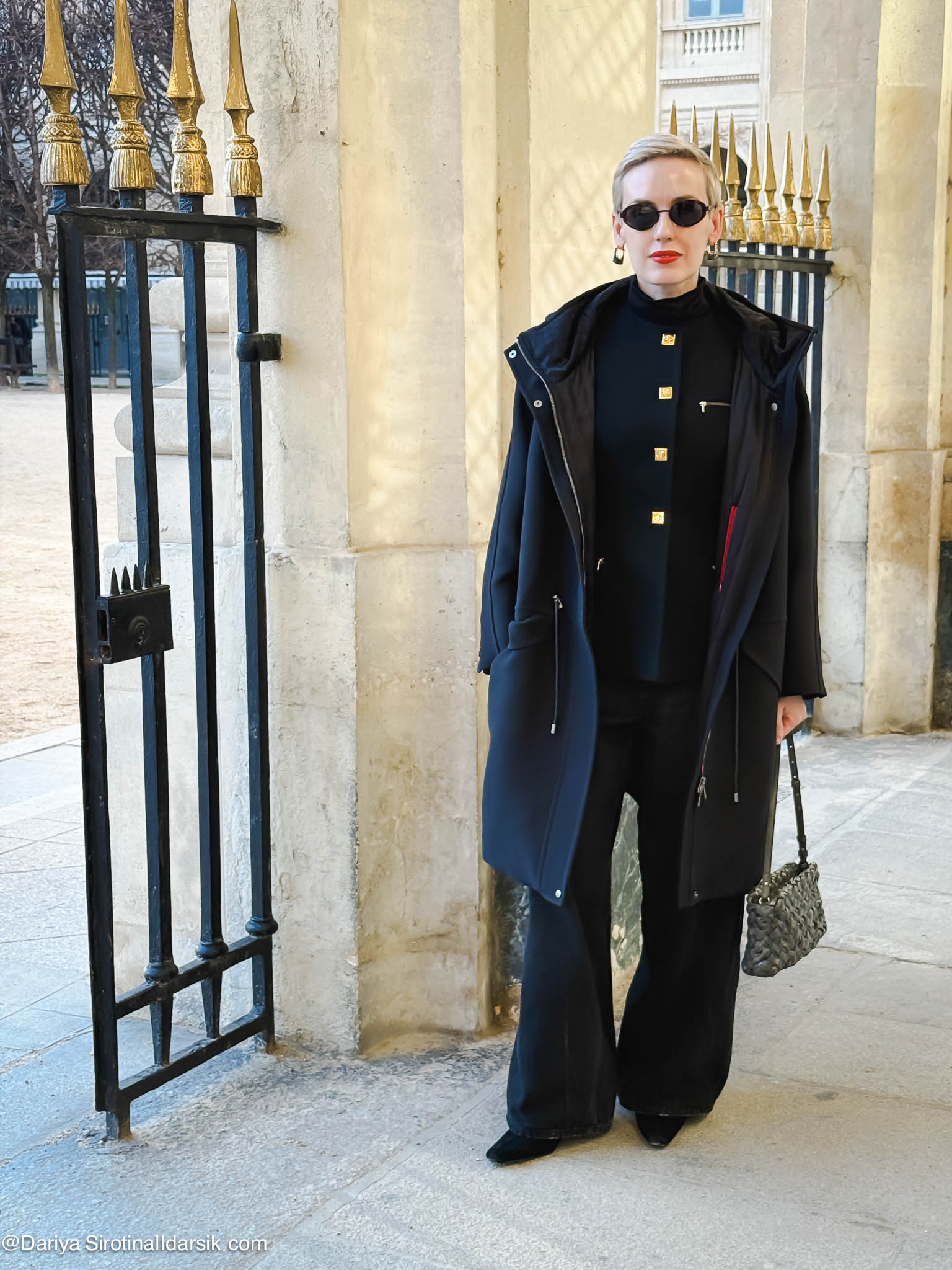 Классический парижский образ: черный винтажный жакет Georges Rech, черные джинсы Haikure, ботинки 12Storeez и красная помада.