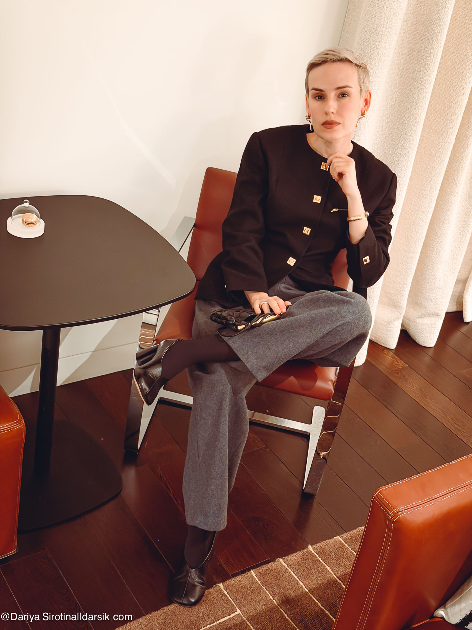 Нарядный вечерний образ для Парижа: винтажный жакет Georges Rech, строгие брюки Around и туфли Arket на устойчивом каблуке.