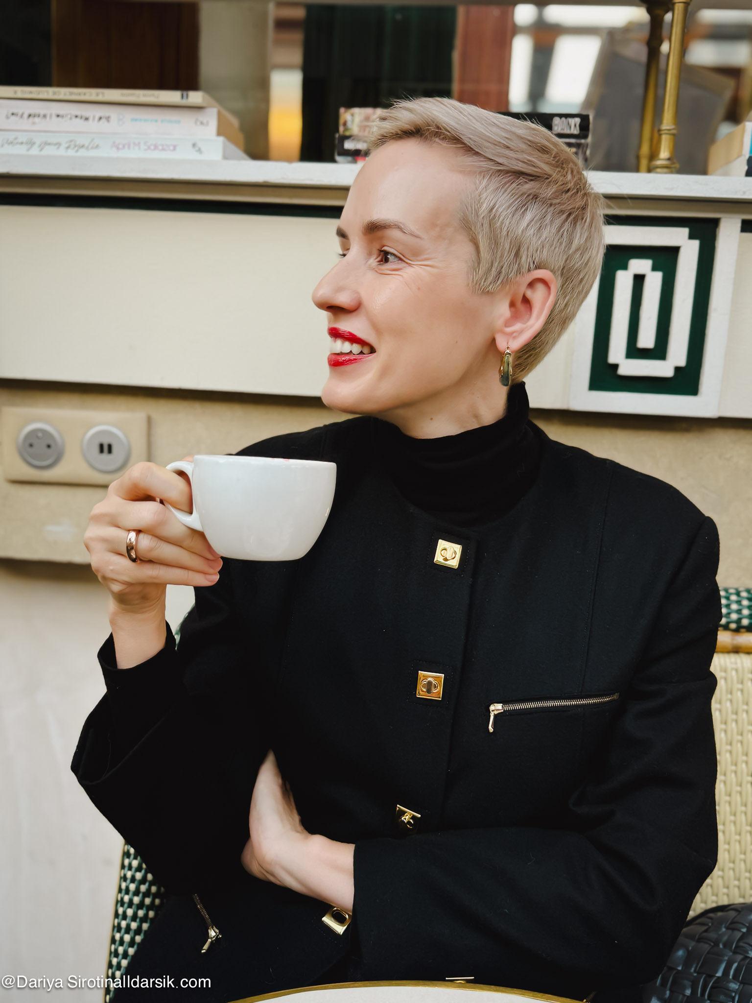 Классический парижский образ: черный винтажный жакет Georges Rech, черные джинсы Haikure, ботинки 12Storeez и красная помада.