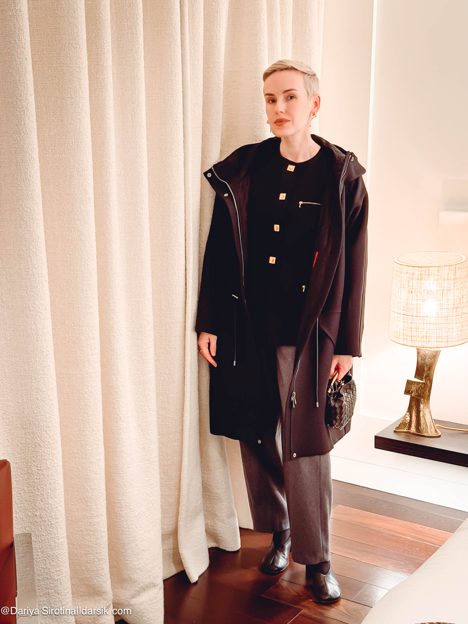 Нарядный вечерний образ для Парижа: винтажный жакет Georges Rech, строгие брюки Around и туфли Arket на устойчивом каблуке.