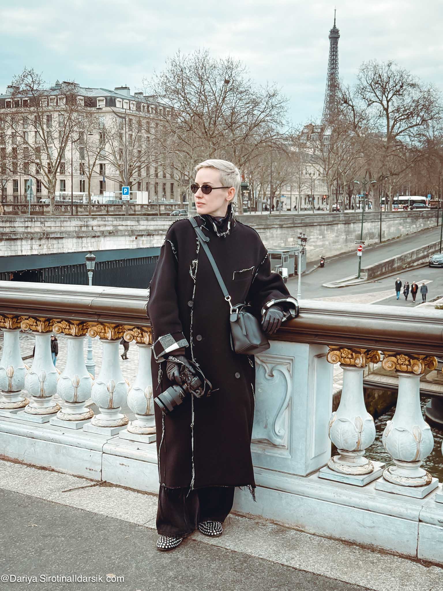 Образ для Парижа в период потепления: пальто Balenciaga с водолазкой Dries Van Noten, рубашкой Otten и балетками Alaia. Элегантный повседневный лук.