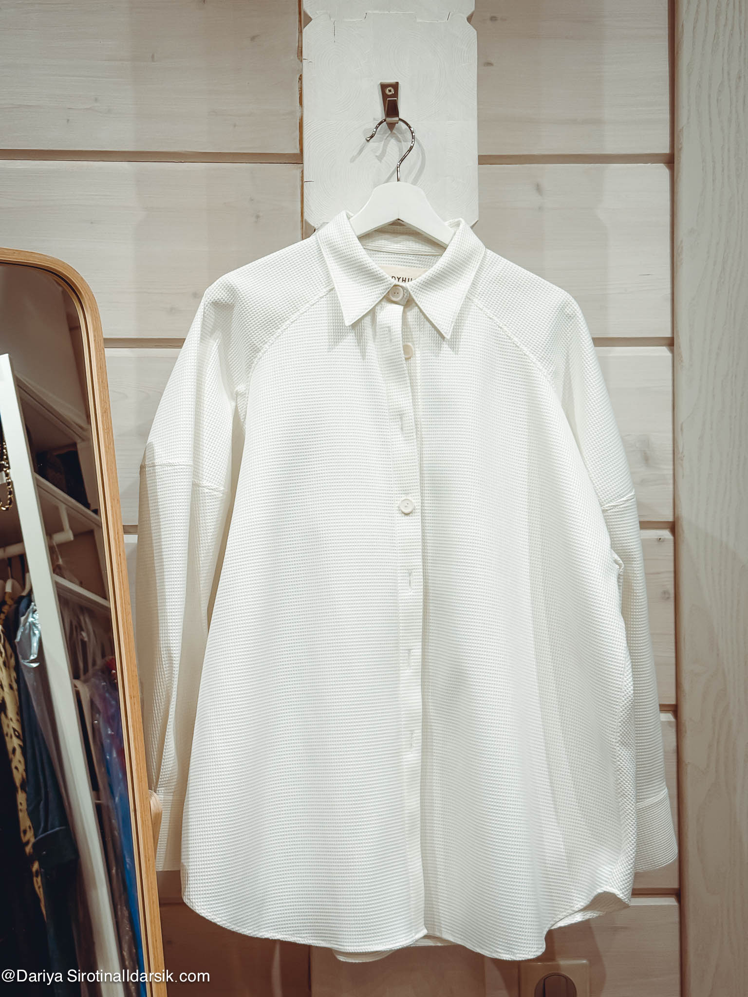 Белая объемная рубашка Judyhua: эффектная блуза, держащая форму.