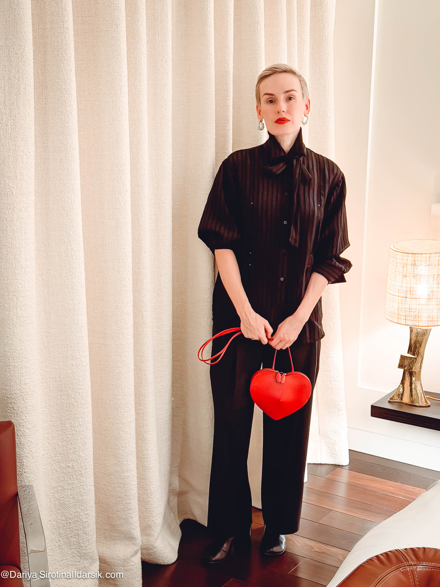 Элегантный вечерний образ: рубашка Otten с бантом, брюки Renathing, акцентная сумка Alaia-сердечко. Как добавить нарядность простым вещам.