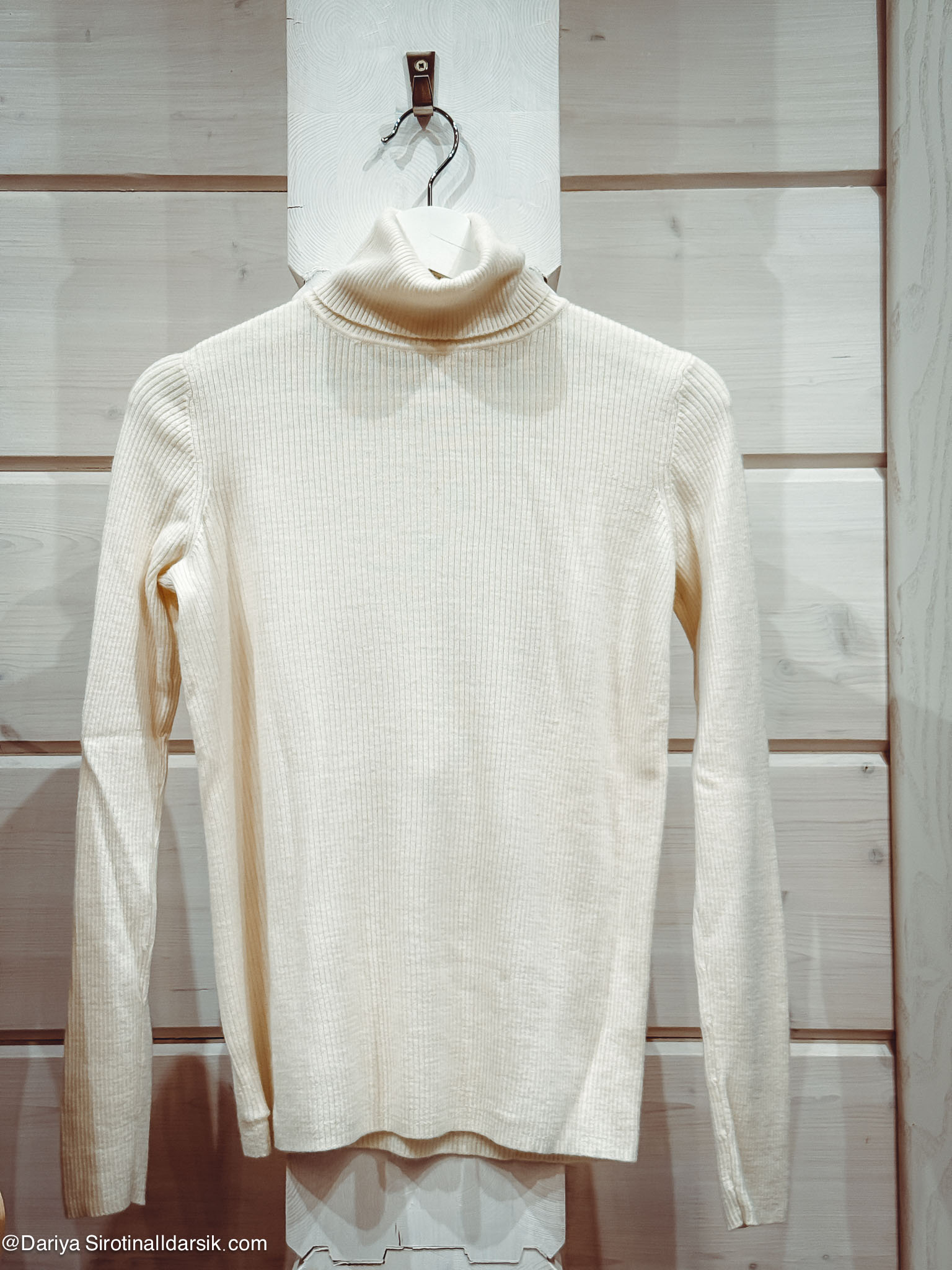 Шерстяная водолазка Uniqlo: базовая белая водолазка из термошерсти.