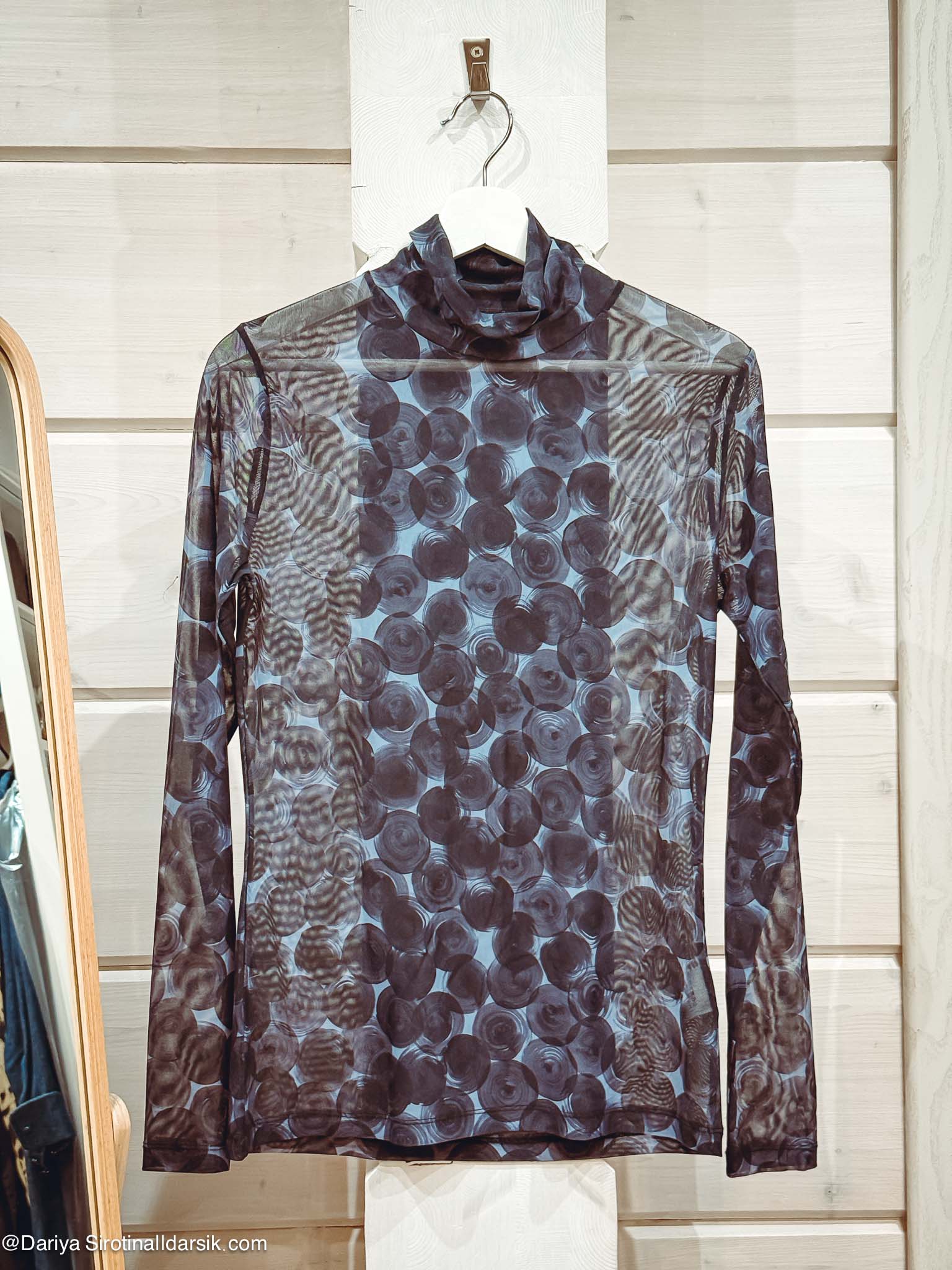 Водолазка Dries Van Noten из сетки: ажурный топ для создания акцентного слоя.