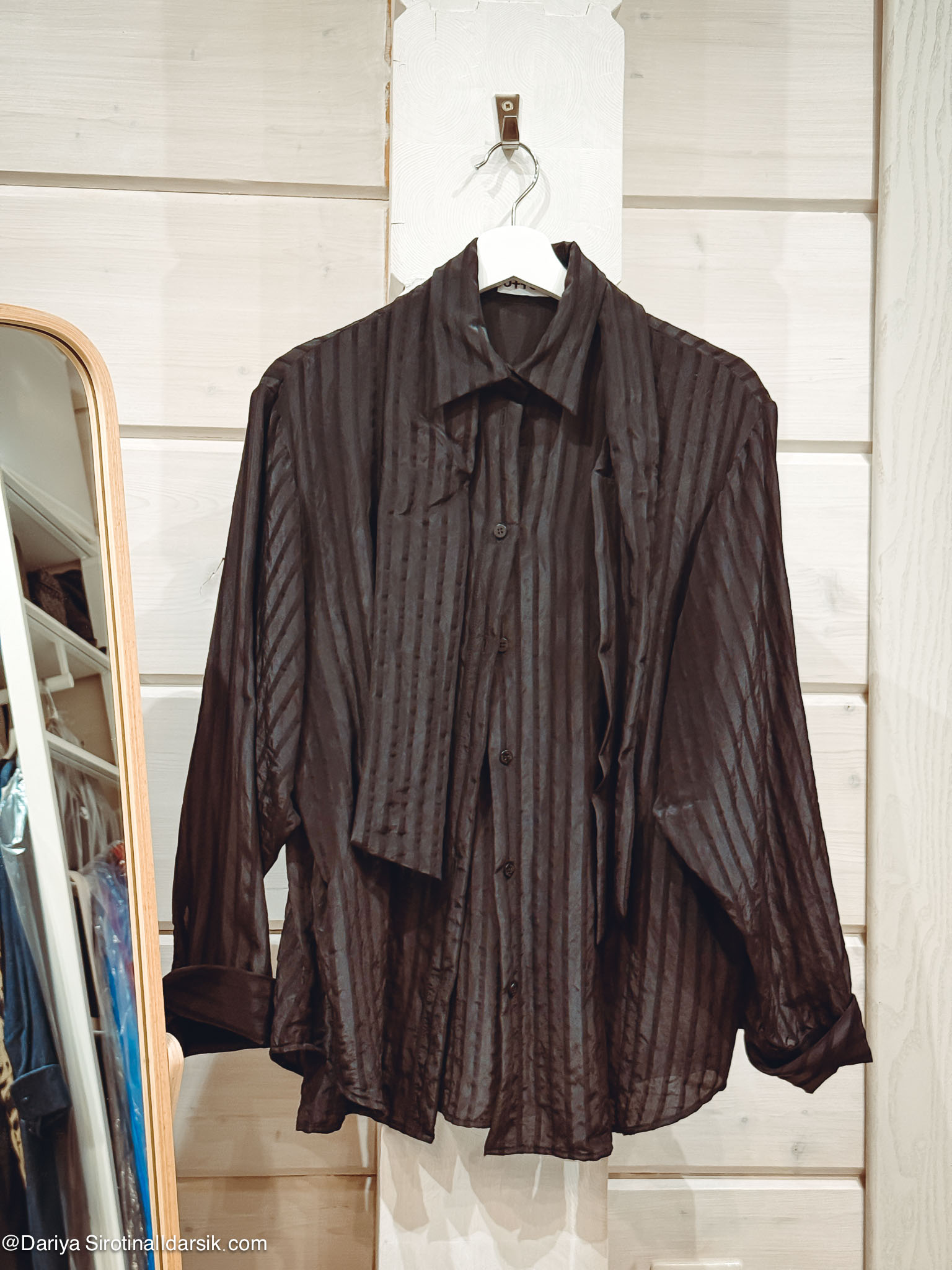 Черная рубашка Otten с блеском и поясом-галстуком: трансформер для дня и вечера.