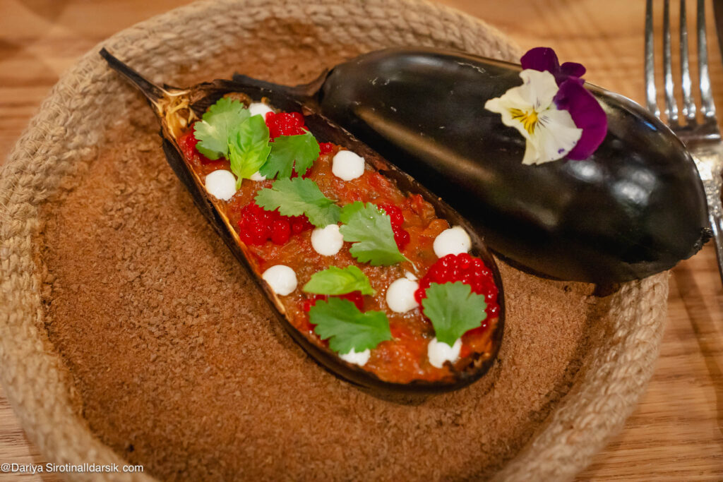 Ресторан Bazaar: подача закуски из баклажанов и томатов