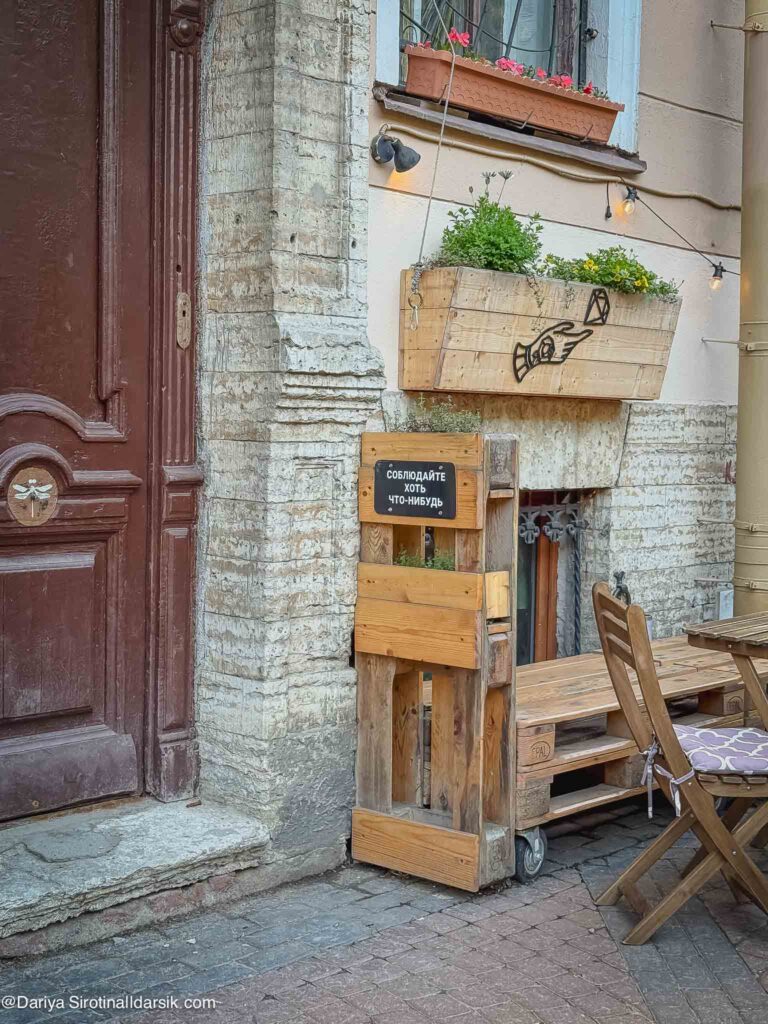 Roses Bar — демократичный бар в Соляном переулке с живой музыкой