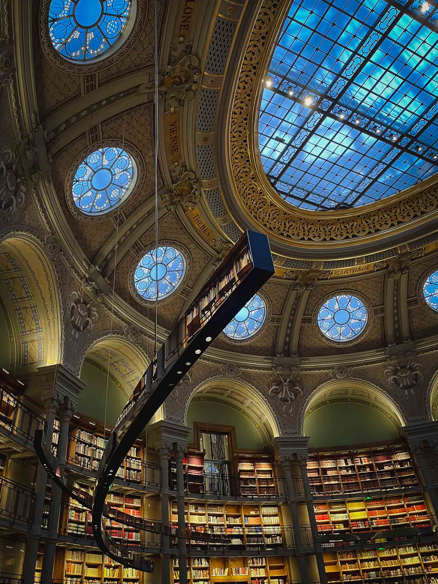 Овальный читальный зал Salle Ovale в Bibliothèque nationale de France — Richelieu