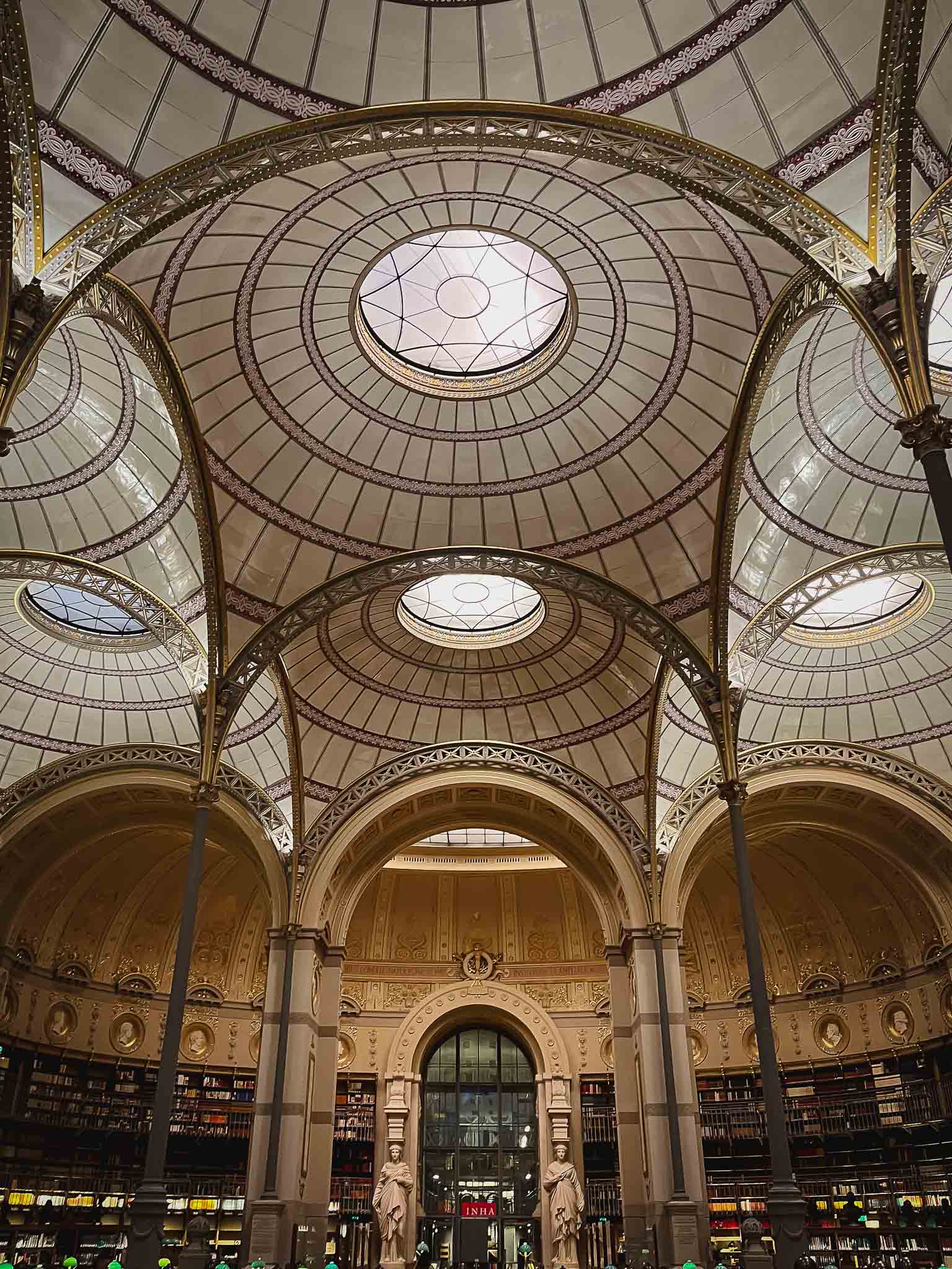 Овальный читальный зал Salle Ovale в Bibliothèque nationale de France — Richelieu