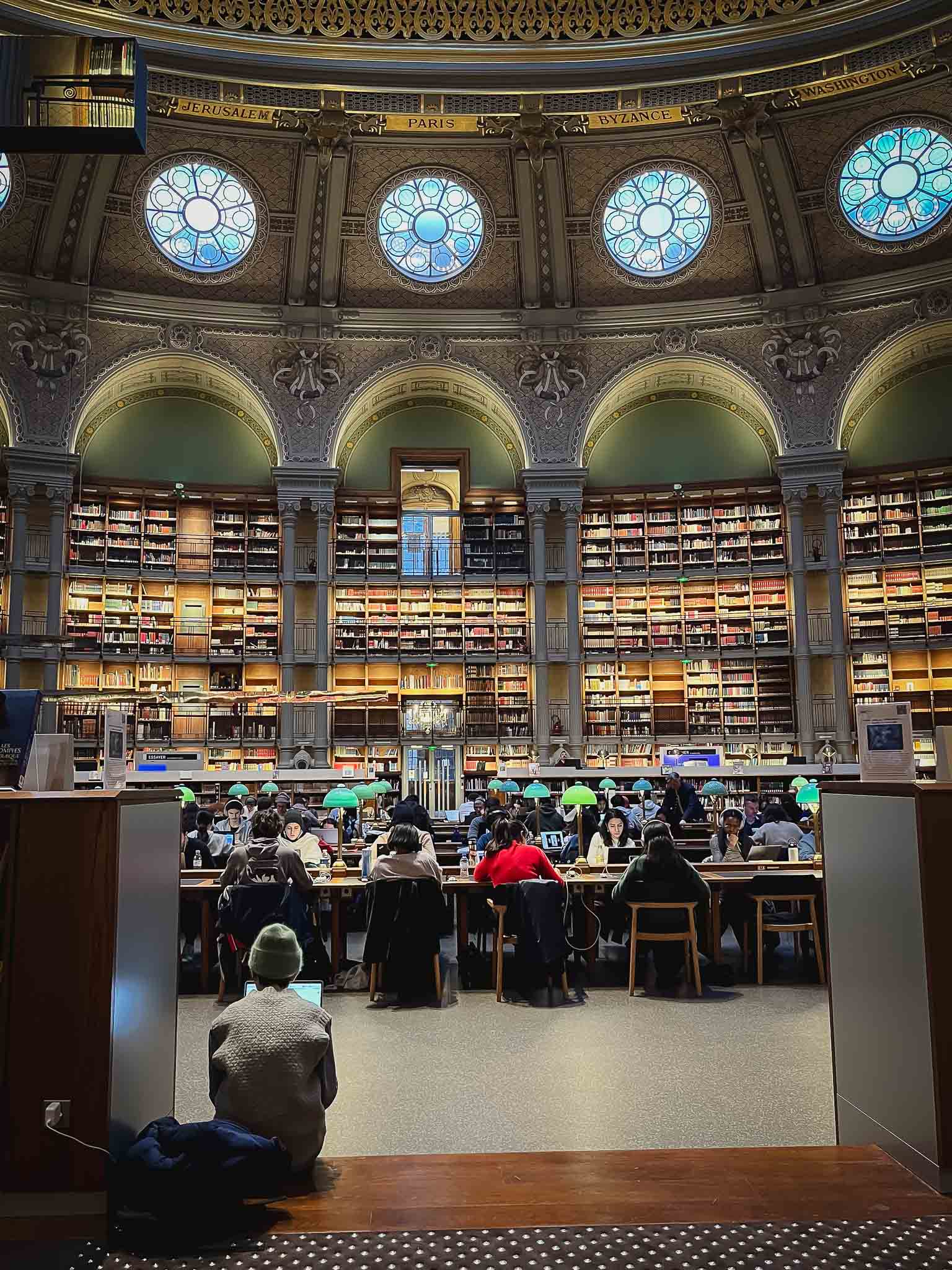 Овальный читальный зал Salle Ovale в Bibliothèque nationale de France — Richelieu