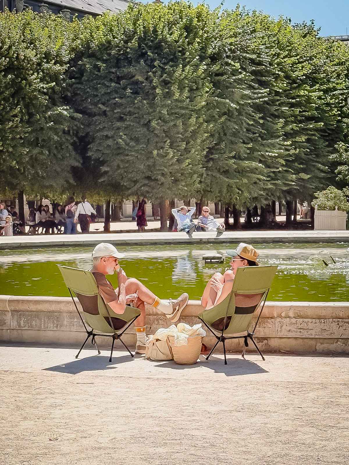 Парижане в саду Palais Royal в Париже