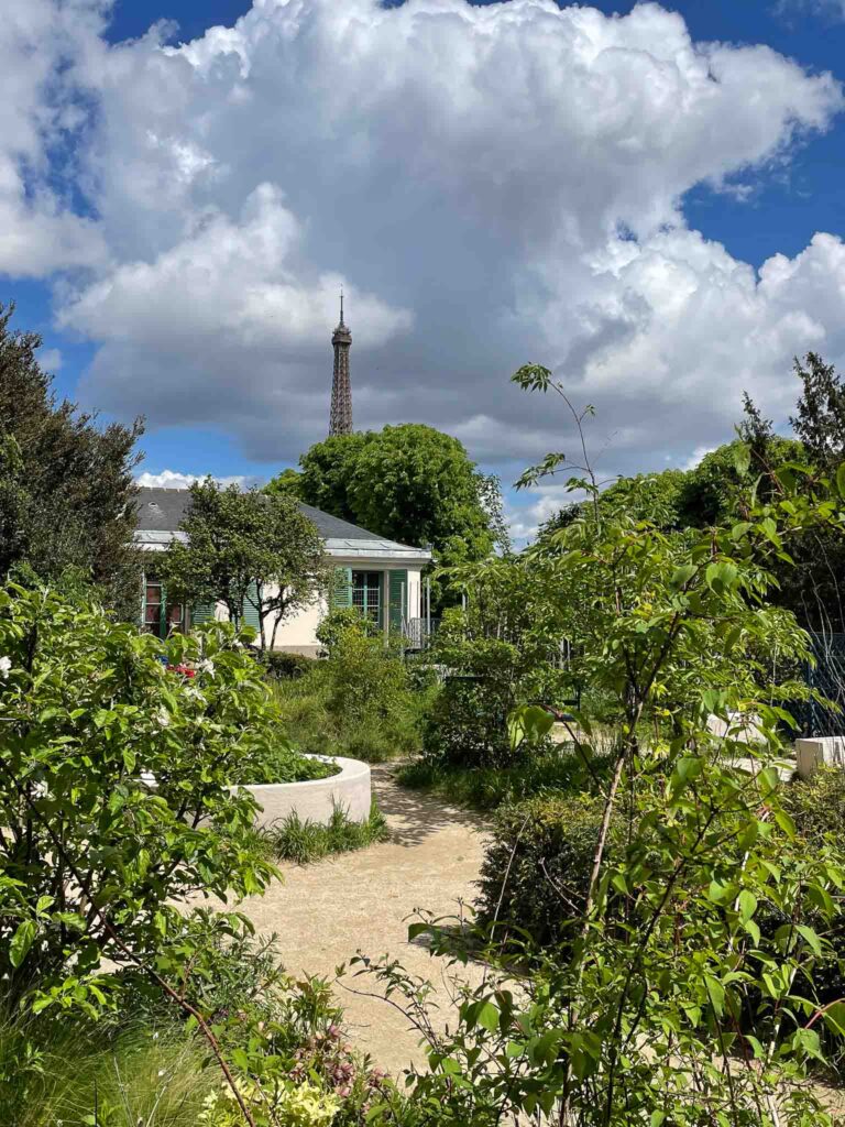 Сад Maison de Balzac с видом на Эйфелеву башню