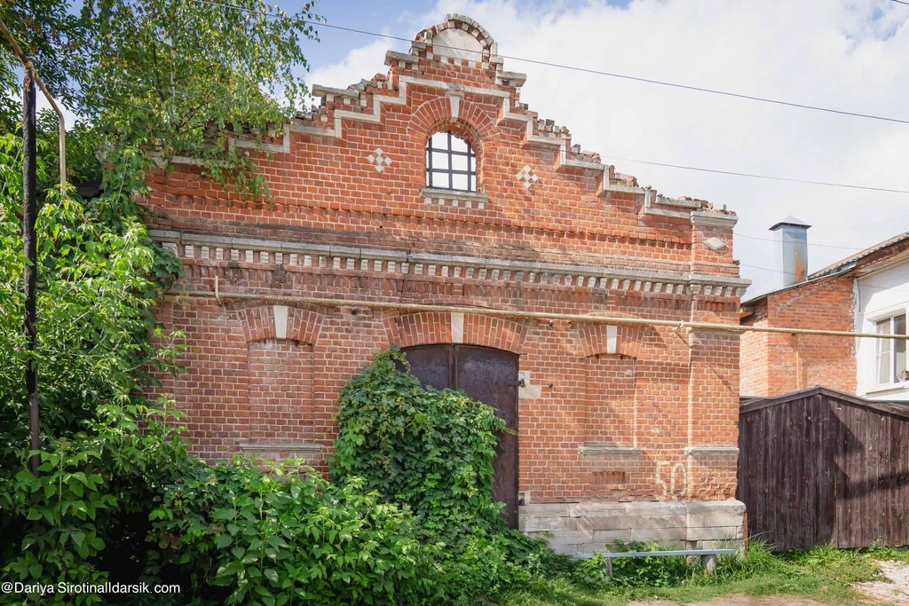 Заросший овраг и старая архитектура в историческом центре Касимова