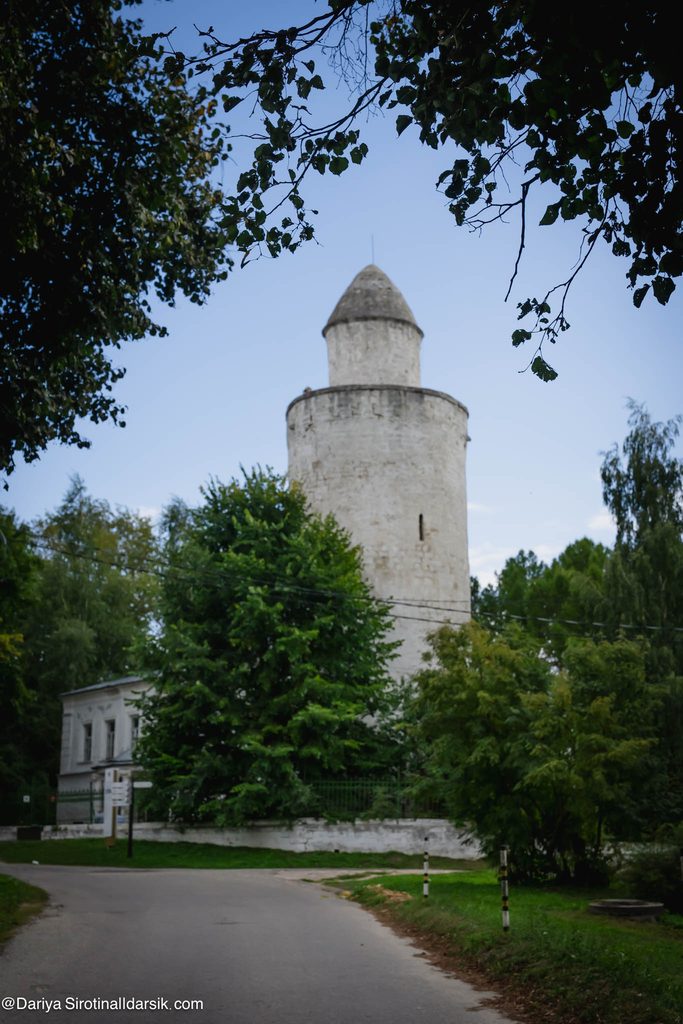 Ханская мечеть и минарет в Касимове на фоне среднерусского пейзажа