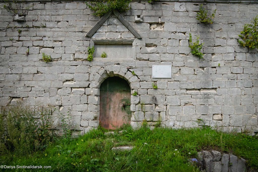 Усыпальница Шах-Али Хана и памятник Сююмбике во дворе Ханской мечети в Касимове