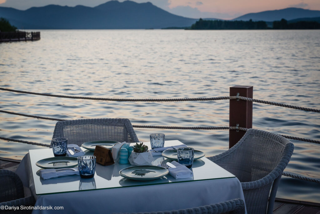 Ужин в Summer Cafe отеля Rixos Borovoe: устрицы и казахский рислинг на берегу озера Щучье