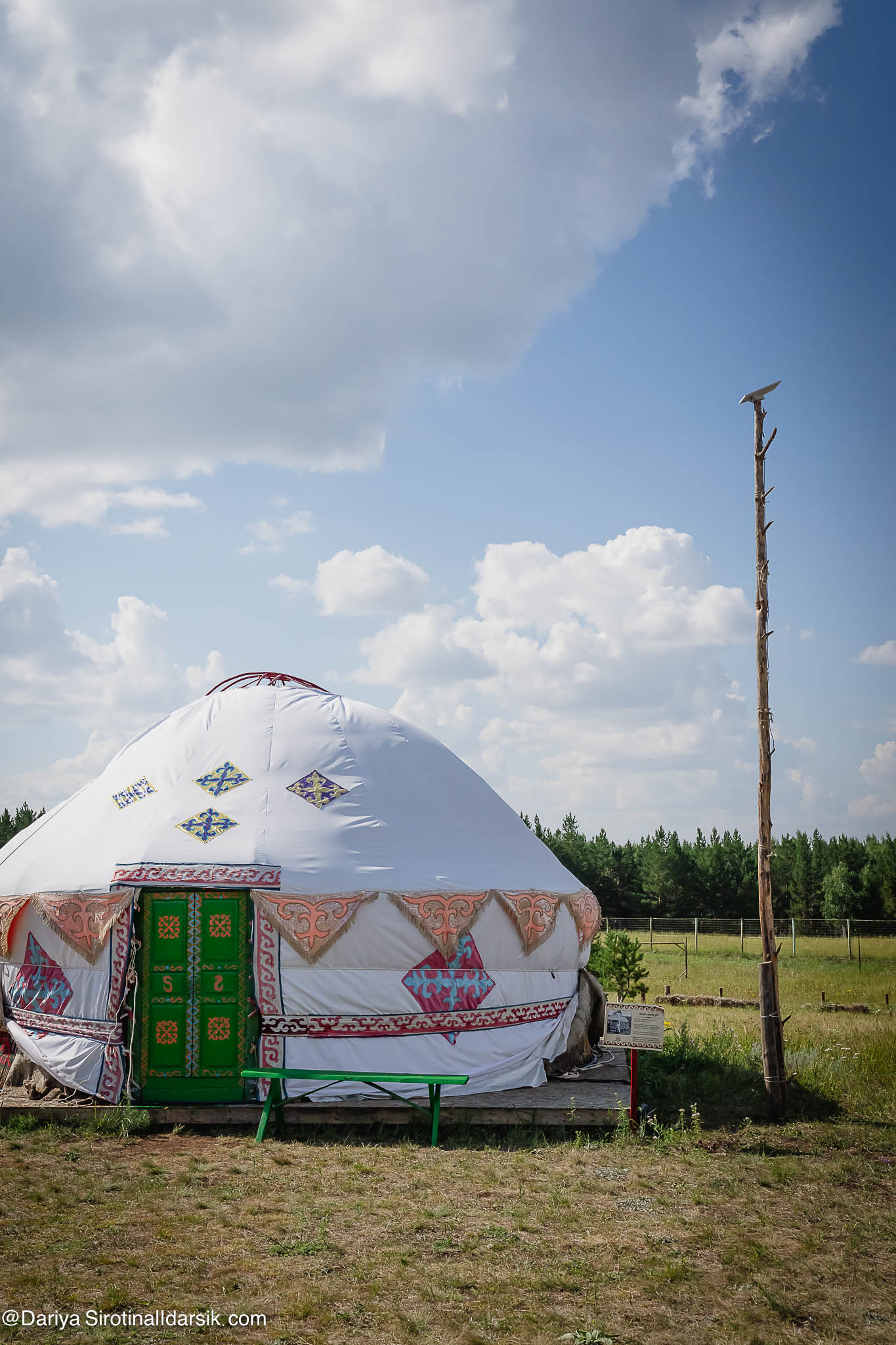 Этноаул с юртами на мараловой ферме Aqmaral в Боровом, на заднем плане приёмник Starlink