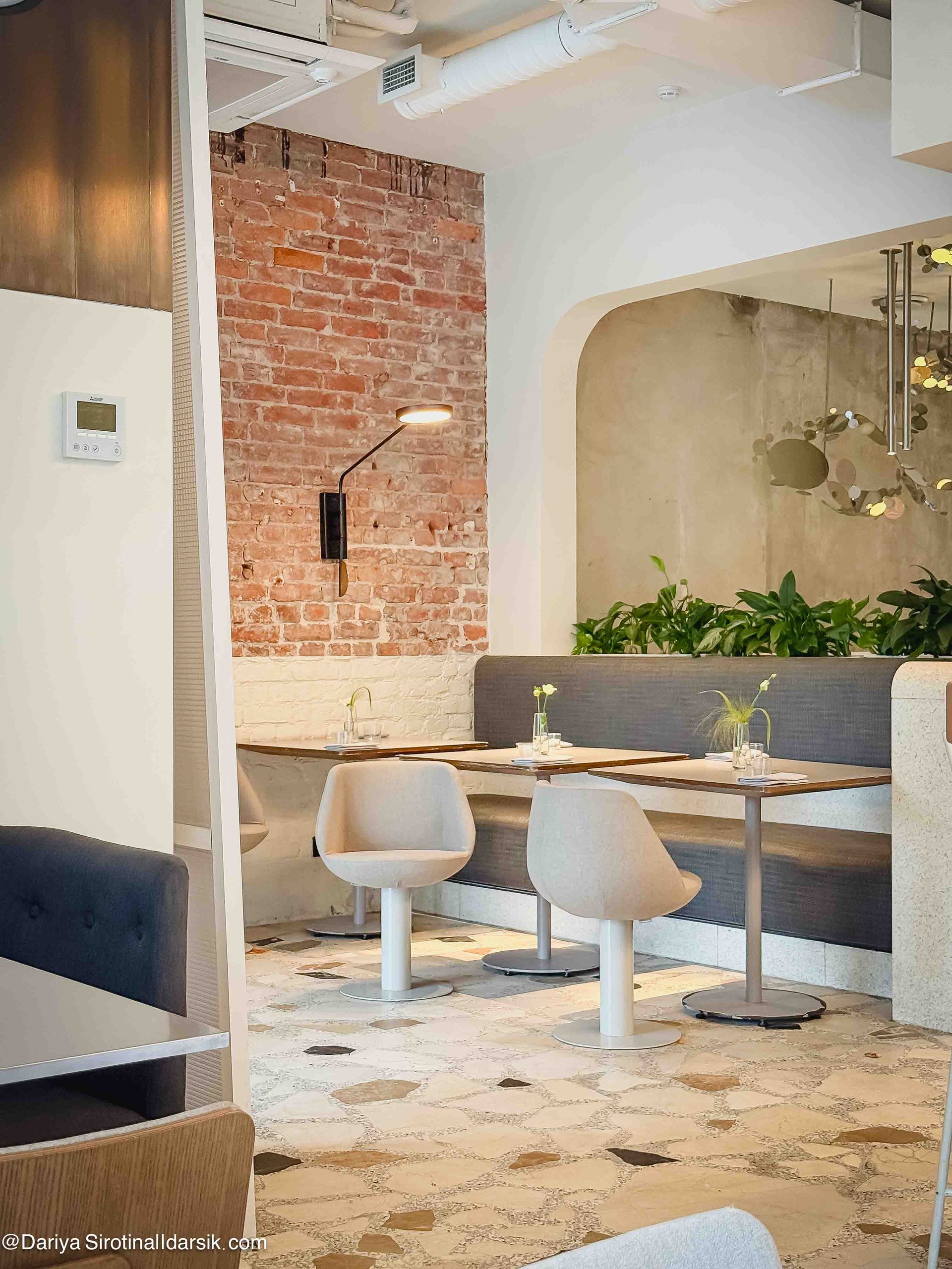 Кафе Sight Coffee Dine в бывшей фабрике на Петроградке