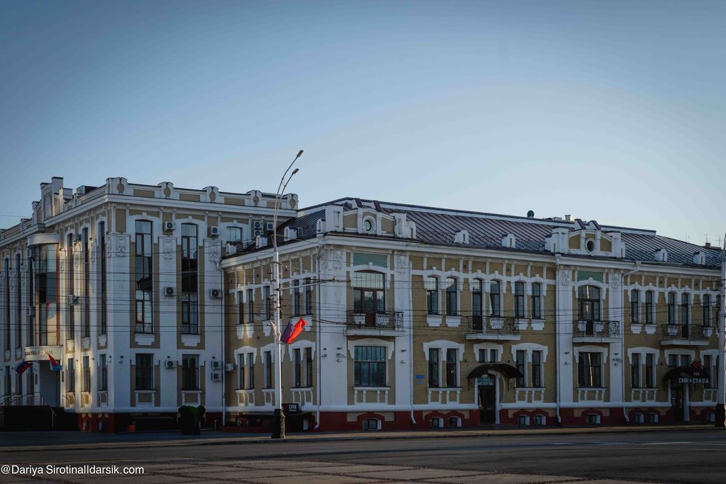 Пустынная площадь в Тамбове с широкими проспектами, заложенными по екатерининскому плану